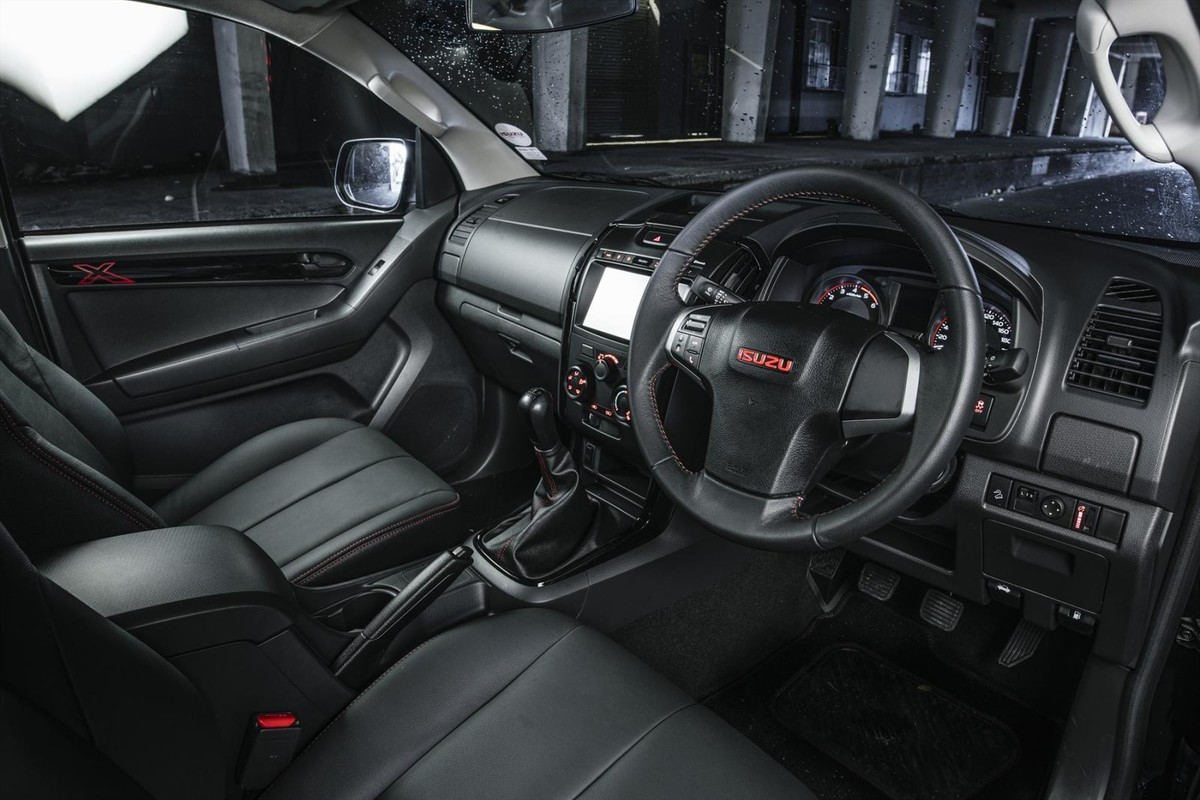 Isuzu DMax XRider Black for SA Cars.co.za